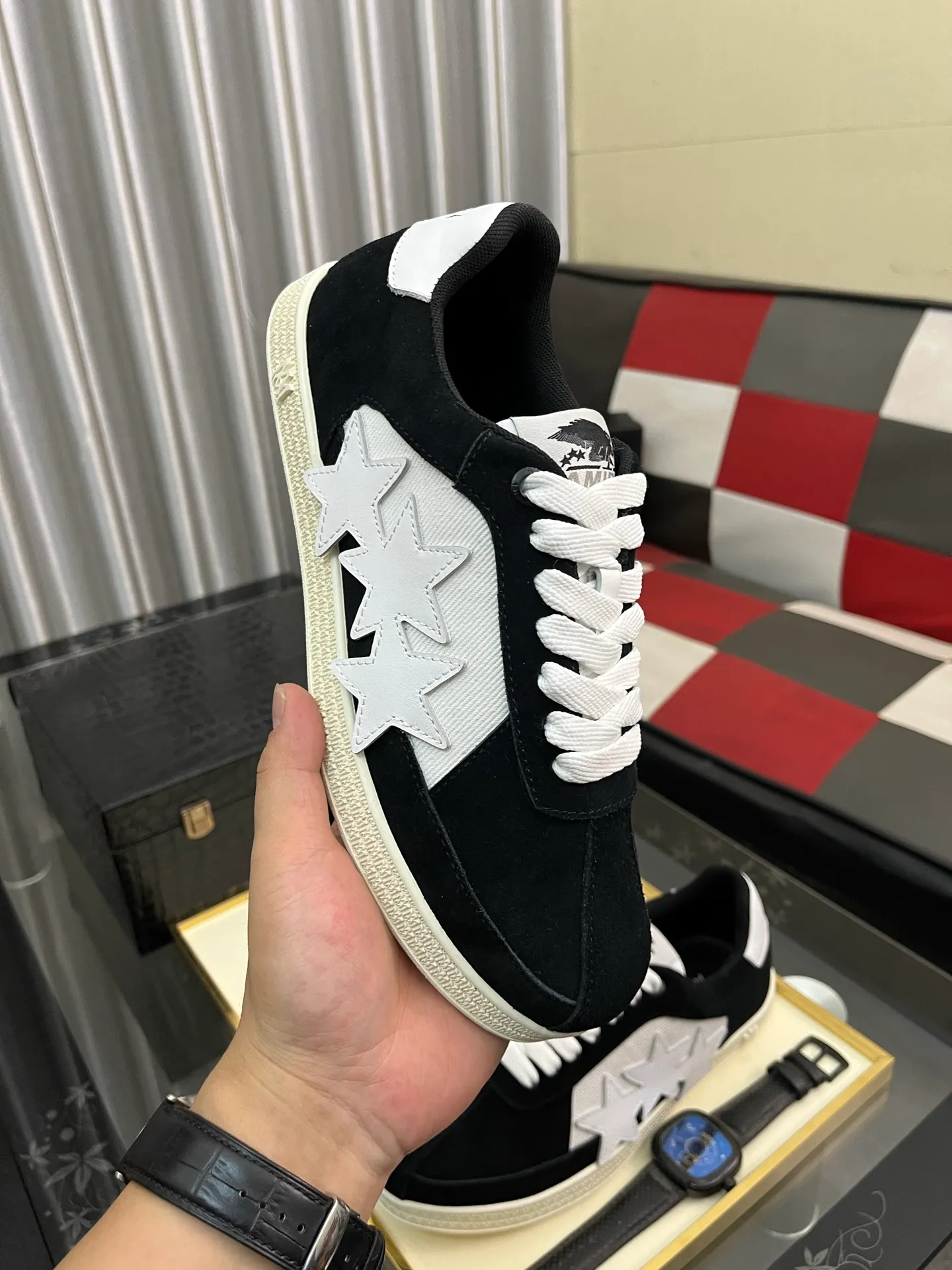 Men's shoes 💰420⌚️⌚️《AMIR*》New men's low-top casual sports sneakers bone shoes, another pair of irresistible bone shoes. Bone shoes are one of AMIRI's most popular items. They use first-layer cowhide uppers. The side bones are made of two cowhide laminations. They have a three-dimensional feel. The leather incisions are all oil-edged. Contrasting color design. Simple style. Fashionable sports. Customized metal LOGO nameplate to embellish shoelaces. Exclusive control of top version. Supports comparison. Breathable mesh lining Original rubber outsole A must-have item for daily leisure Suitable for various occasions Check it out if you are looking for high quality Super cool uppers Size: 38-445️⃣ Colors available